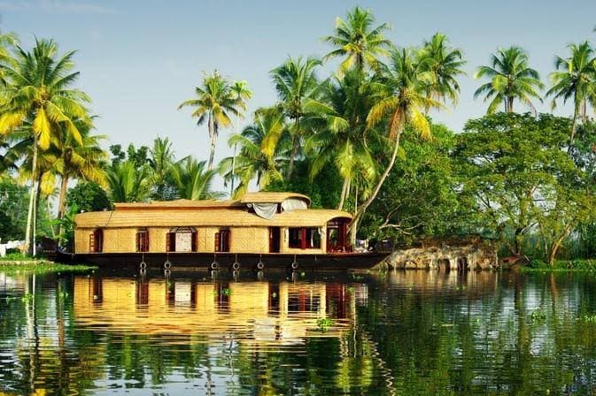 Top 10 Best Tourist Places In Kerala 2025
