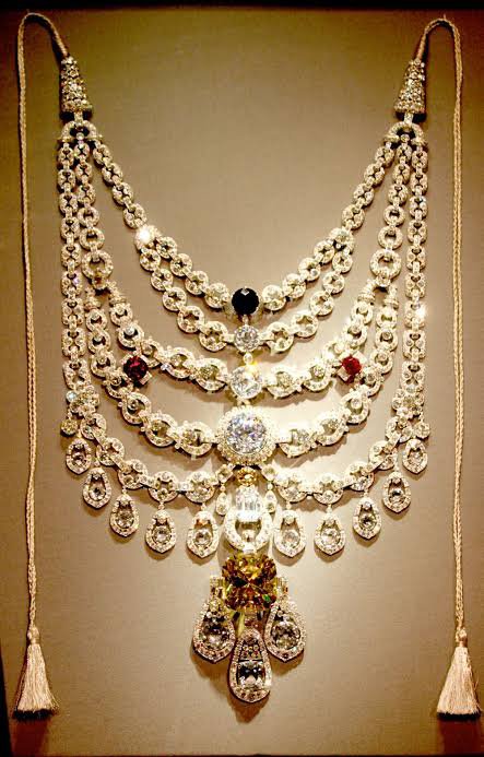 Most expensive gold necklace outlet in the world